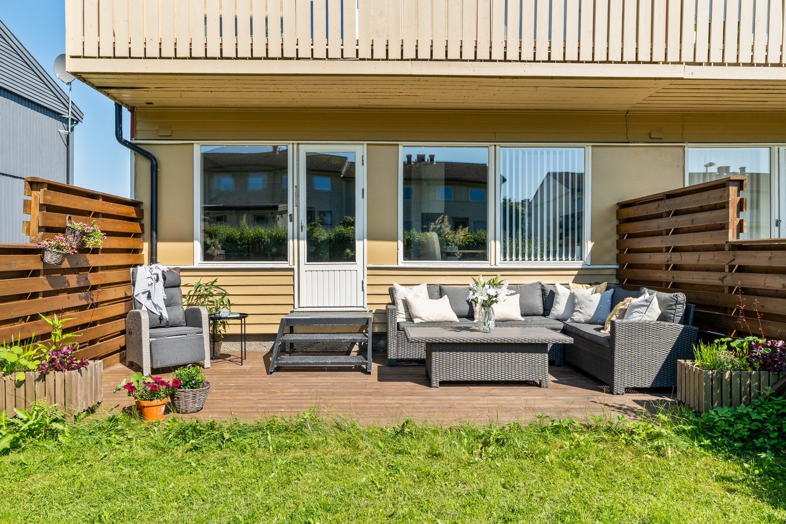 Leiligheten har en romslig markterrasse på ca. 17 kvm, hvor det er sol fra ca. 08.00 til 18.00 på sommersmånedene. Galleribilde