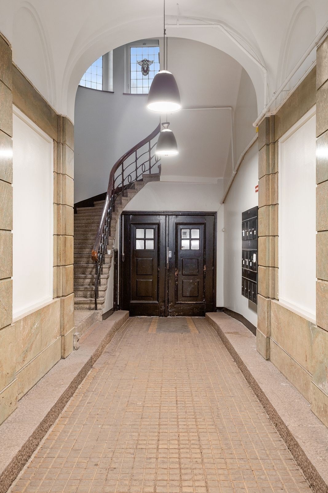 Flott inngangsparti med heis Galleribilde