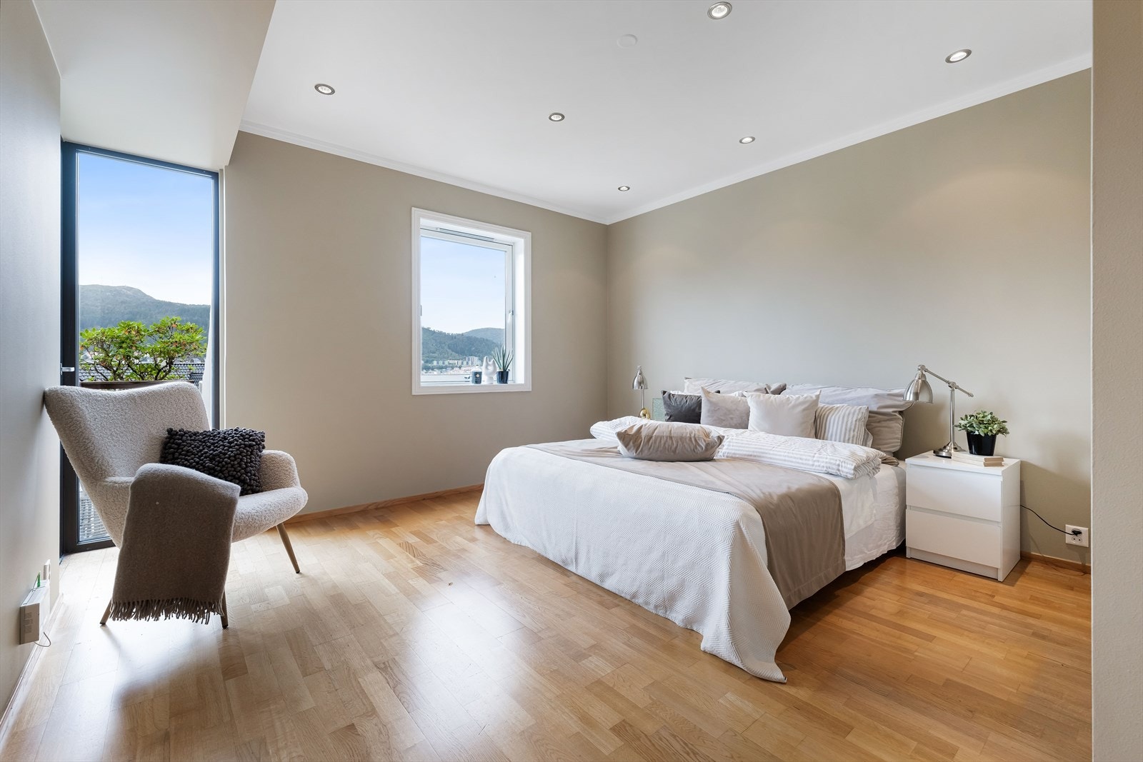 Hovedsoverom av god størrelse og dør ut til verandaen Galleribilde