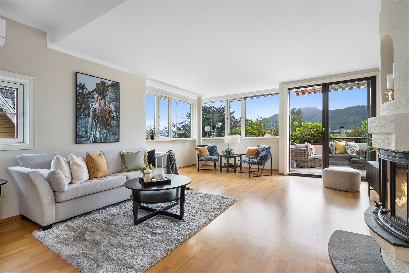 Tiltalende og romslig stue Galleribilde