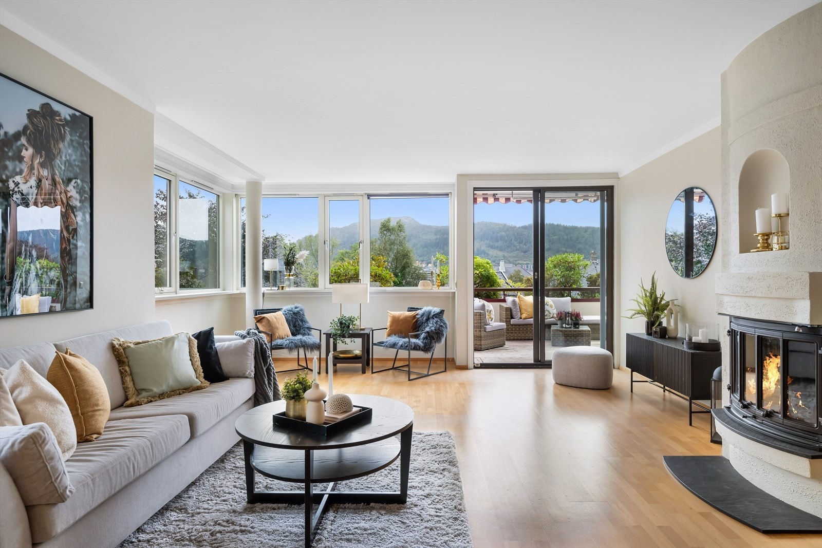 Fra stue er det skyvedør ut til den store verandaen Galleribilde