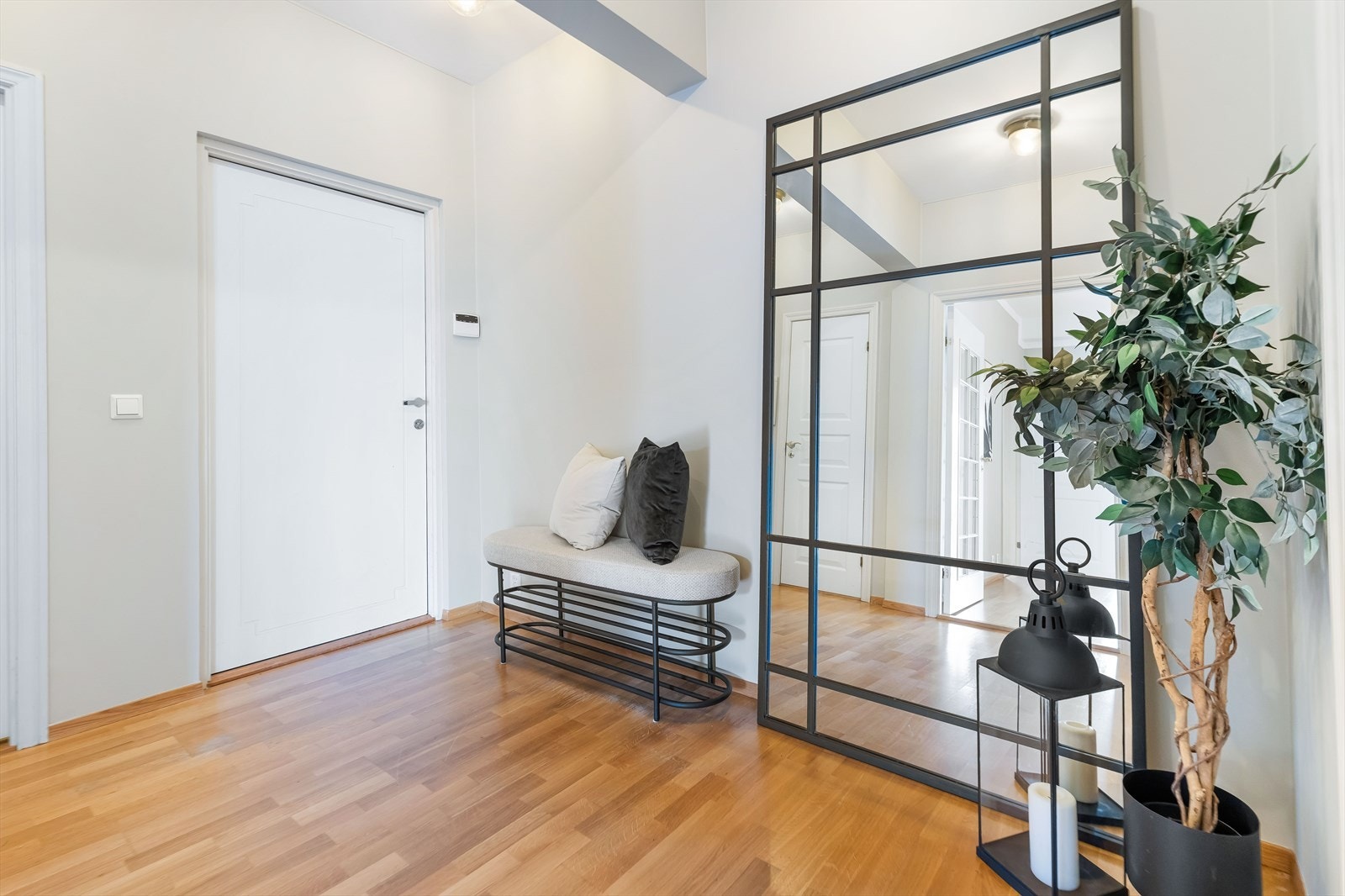 Romslig hall Galleribilde