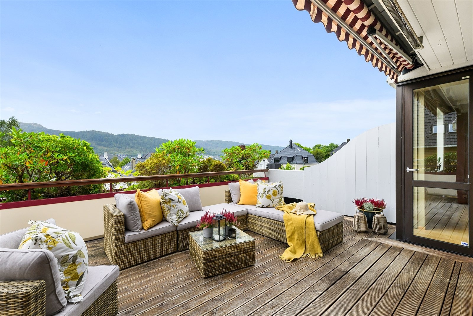 Stor veranda med flott åpen utsikt mot byen Galleribilde