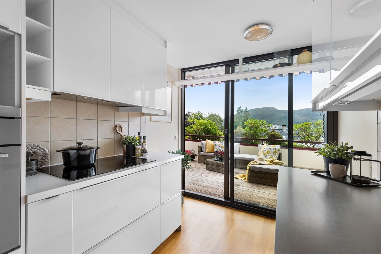 Pent kjøkken fra 2017. Ekstra bred platetopp og integrerte stekeovn Galleribilde