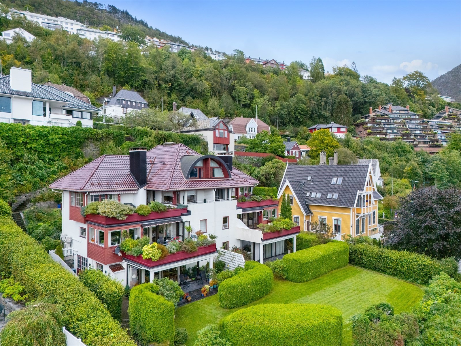 Attraktivt leilighetsbygg fra 1995 med nydelig hage og garasjekjeller Galleribilde