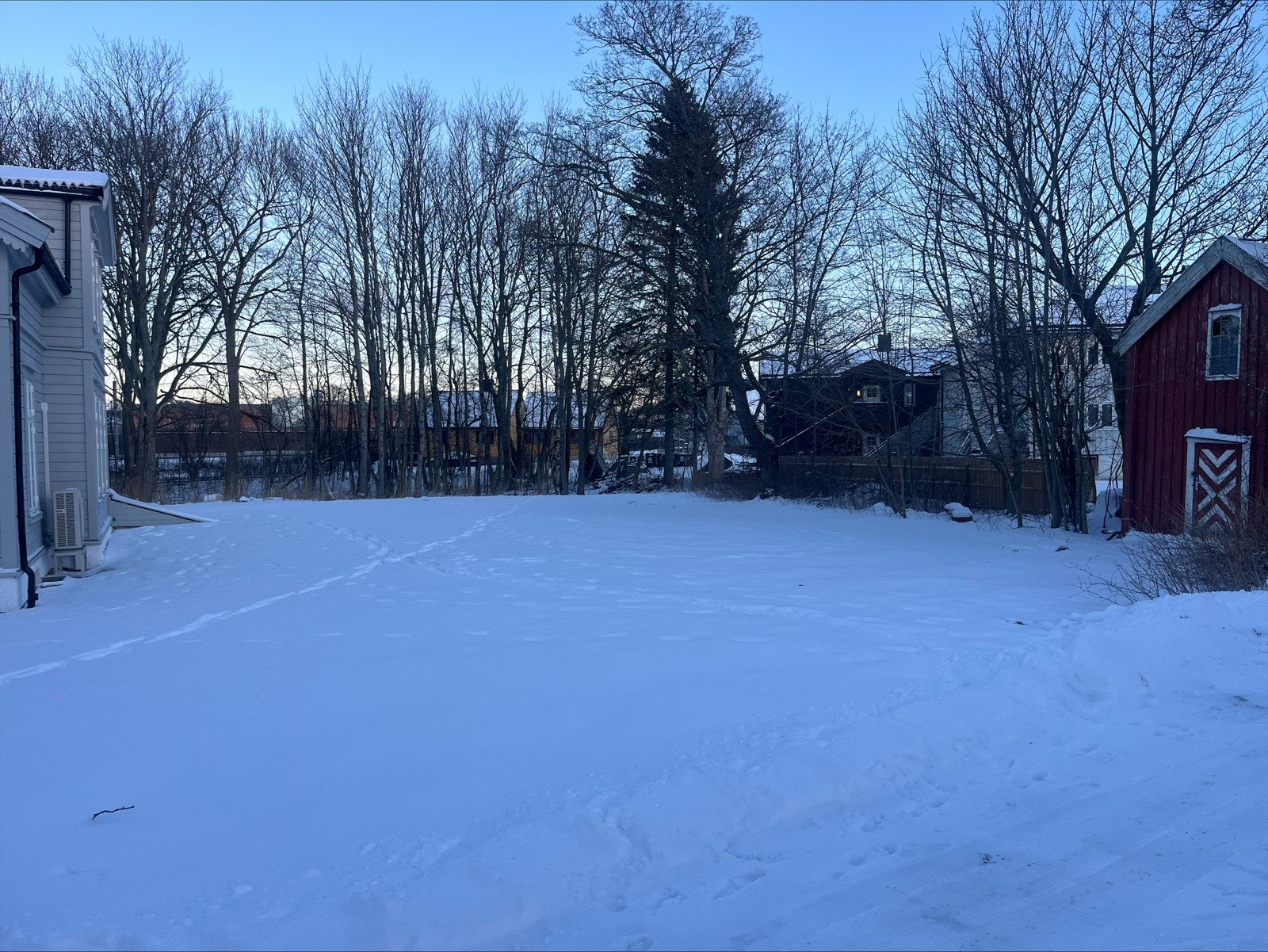 Det foreliger rammetillatelse på tomten til oppføring av både enebolig og carport. Galleribilde
