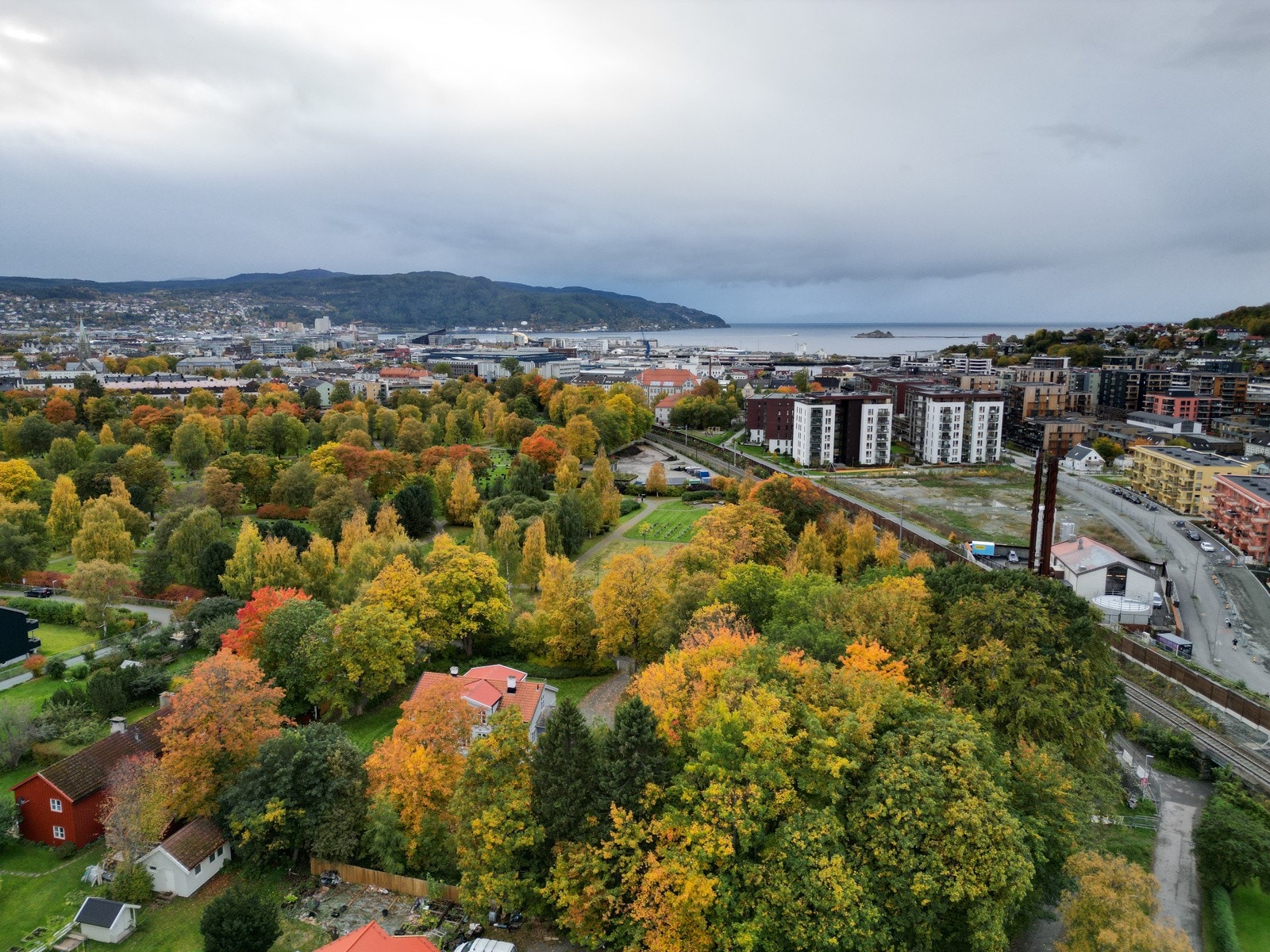 Tomten byr på gode solforhold fra sørvest. Galleribilde