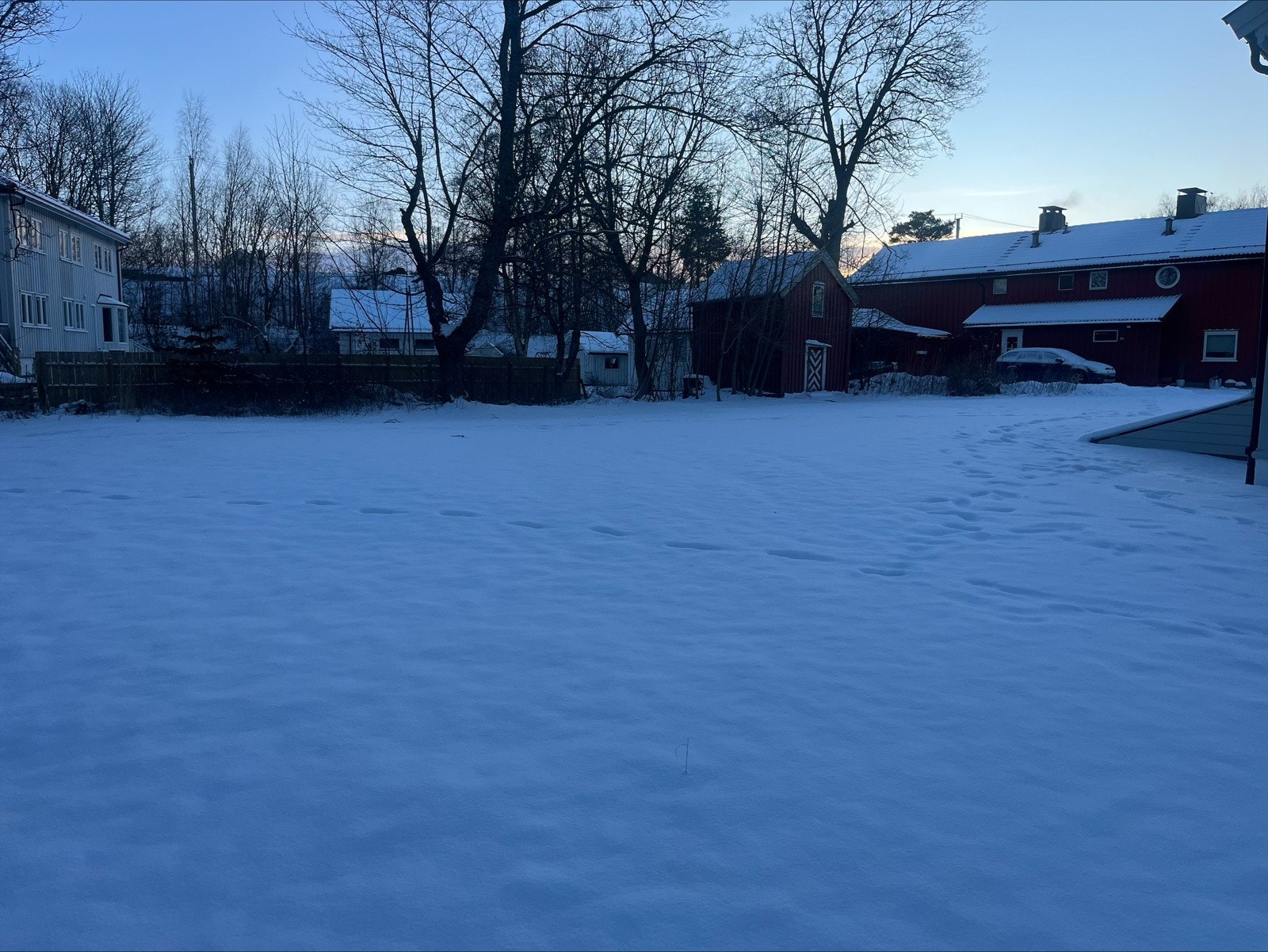 Flat tomt med stort potensial, lokalisert i et rolig og barnevennlig nabolag med gang- og sykkelavstand inn til Trondheim sentrum. Galleribilde