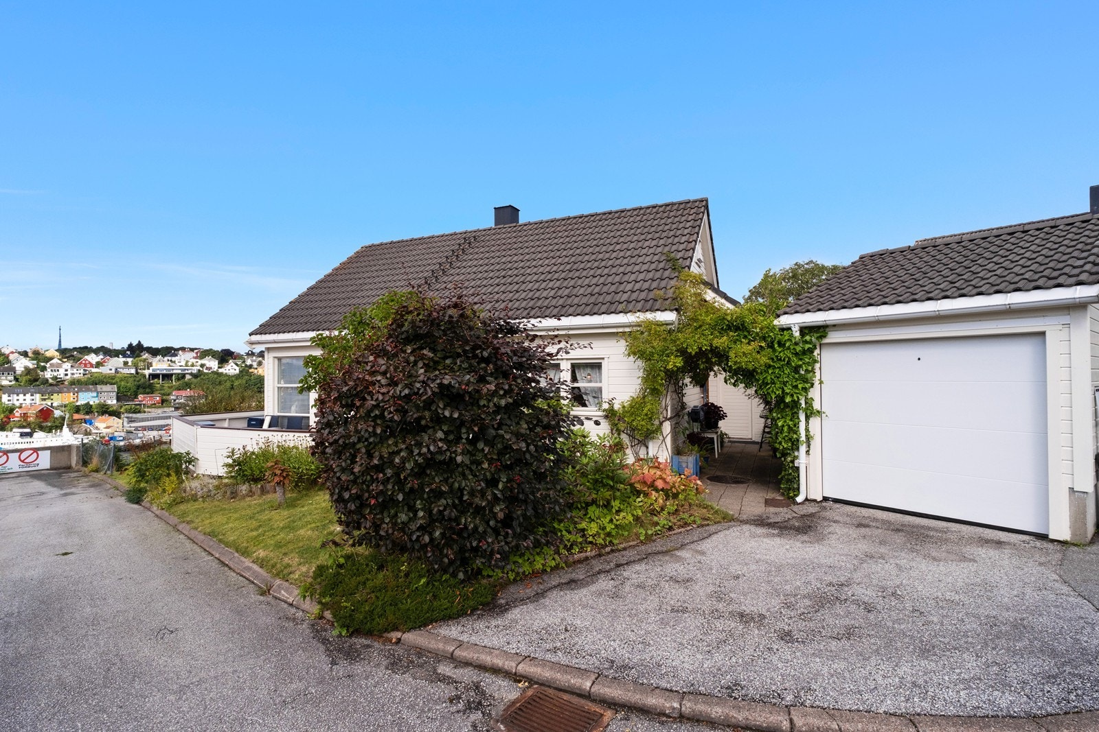 Fasade sør, med innkjørsel og garasje. Galleribilde