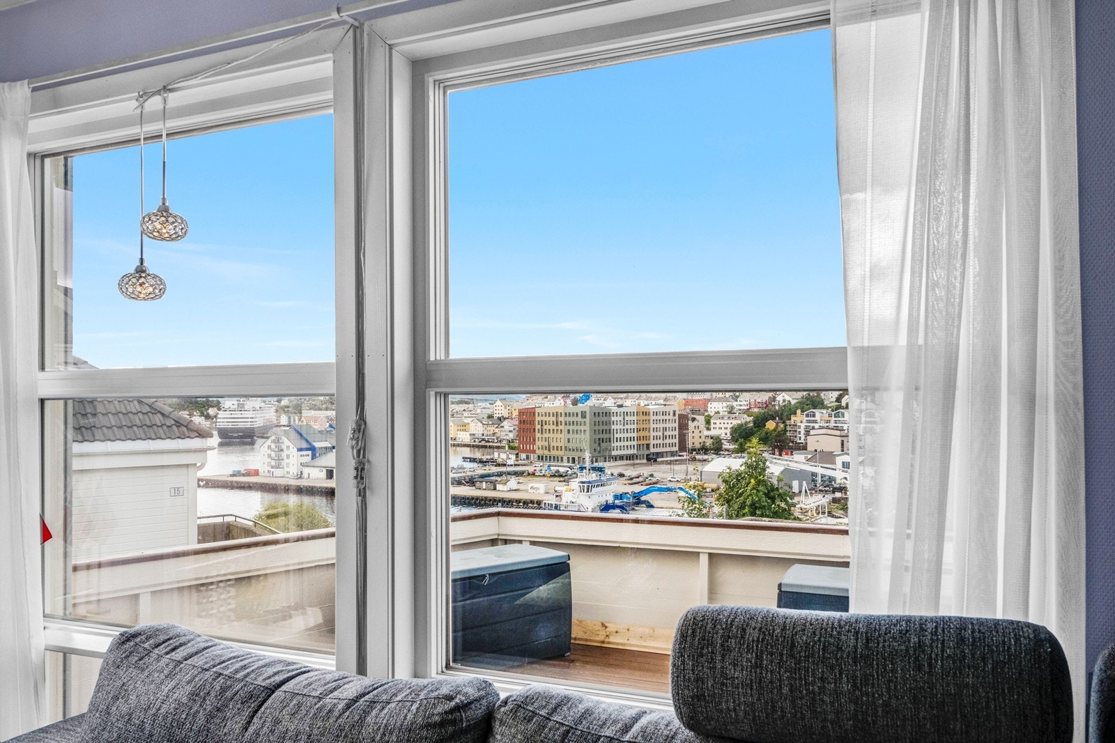 Og med flott utsikt også fra stuen, kan man her nyte utsikten uansett temperatur og værforhold. Galleribilde