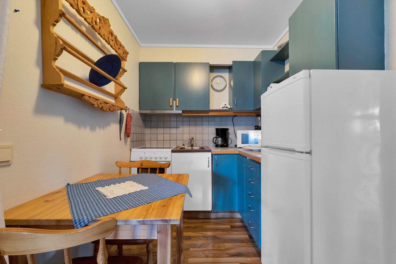 Kjøkkenkrok i sokkeletasjen, med glatte, malte fronter. Galleribilde