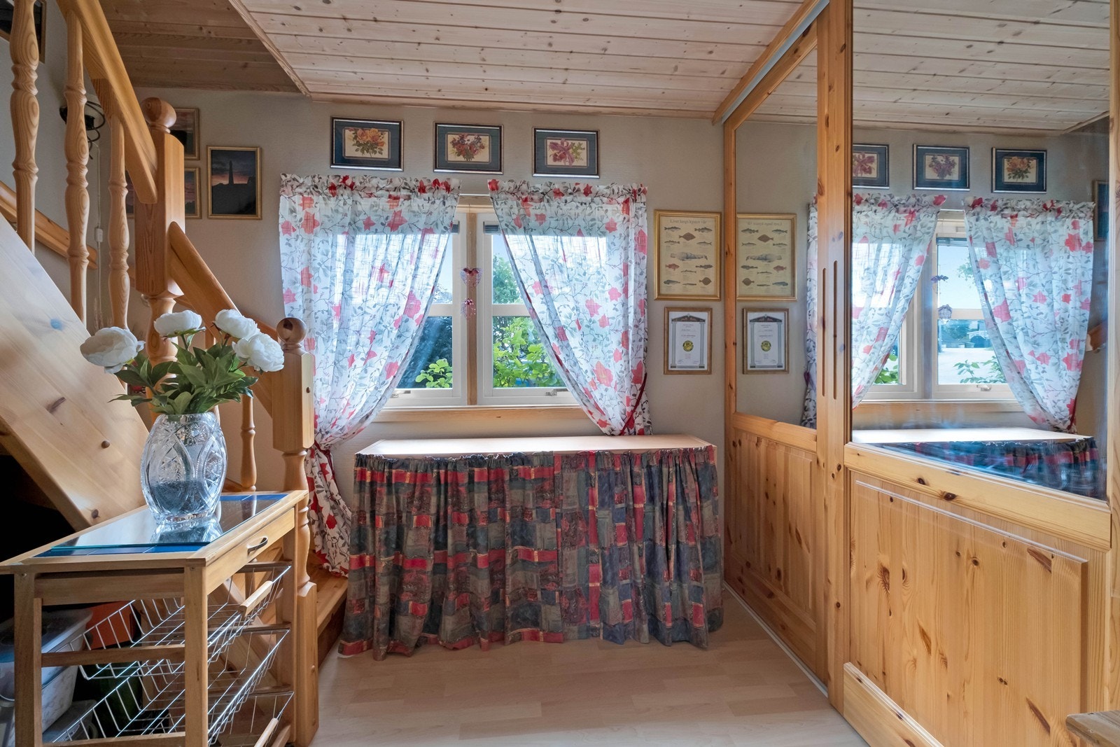 Det ene soverommet i hovedetasjen er omgjort til arbeidsrom/ kontor, og det er etablert trapp til loftsetasjen. Skyvedørsgarderobe er montert langs hele den ene veggen. Galleribilde