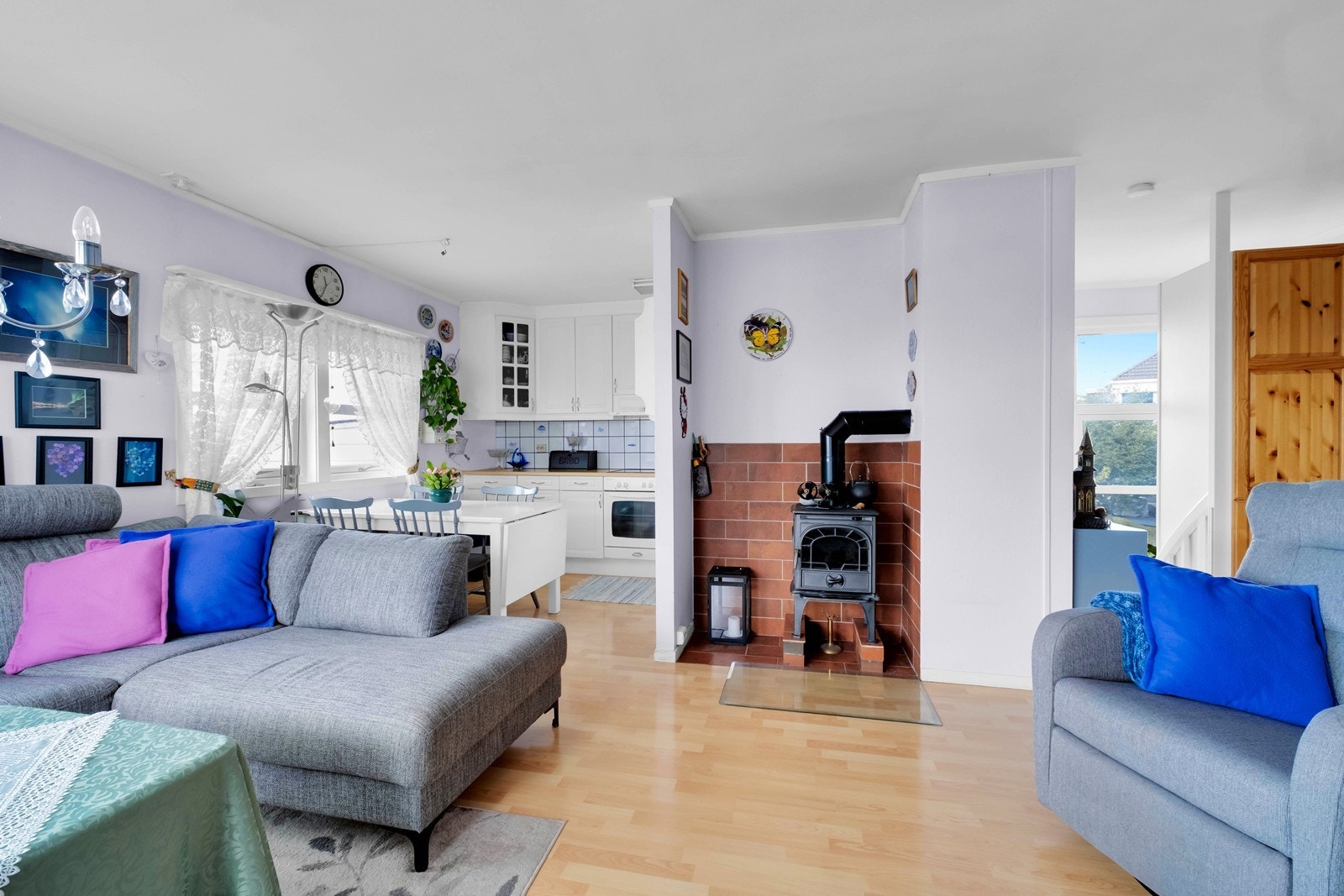 Stuen har åpen løsning mot kjøkken, og peisovn er montert for peiskos og kalde vinterkvelder. Galleribilde