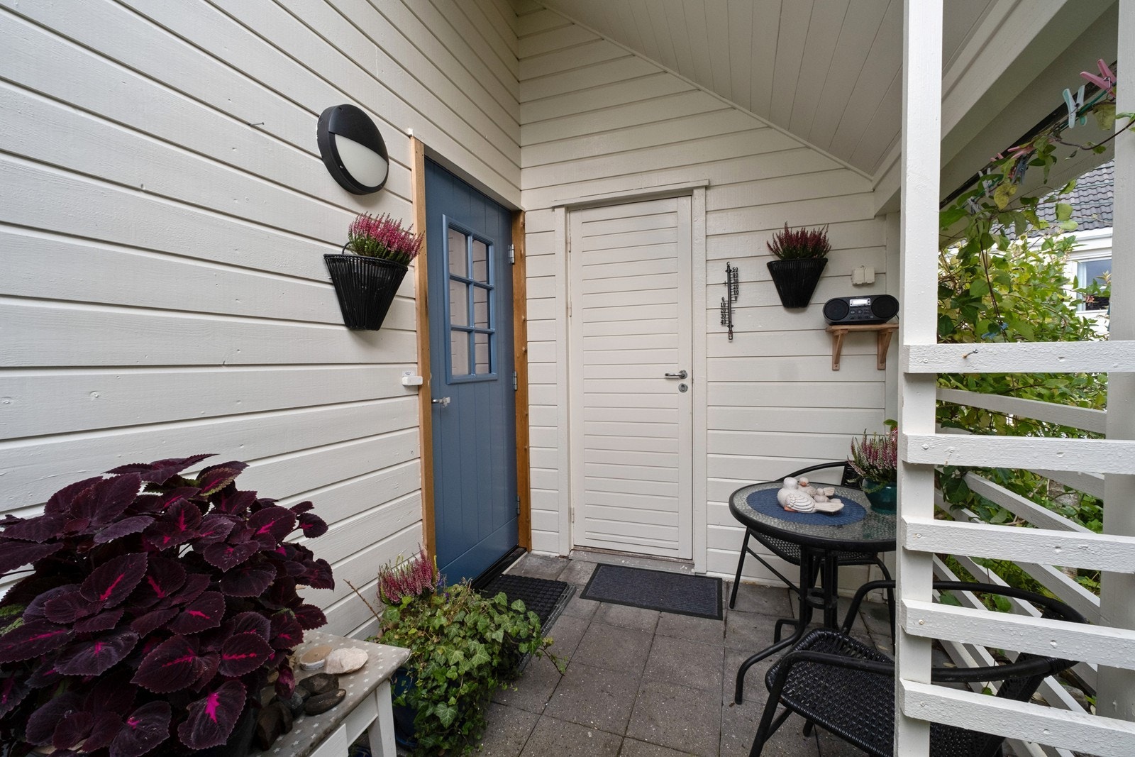 Overbygd inngangsparti med plass til en liten sittekrok. Galleribilde