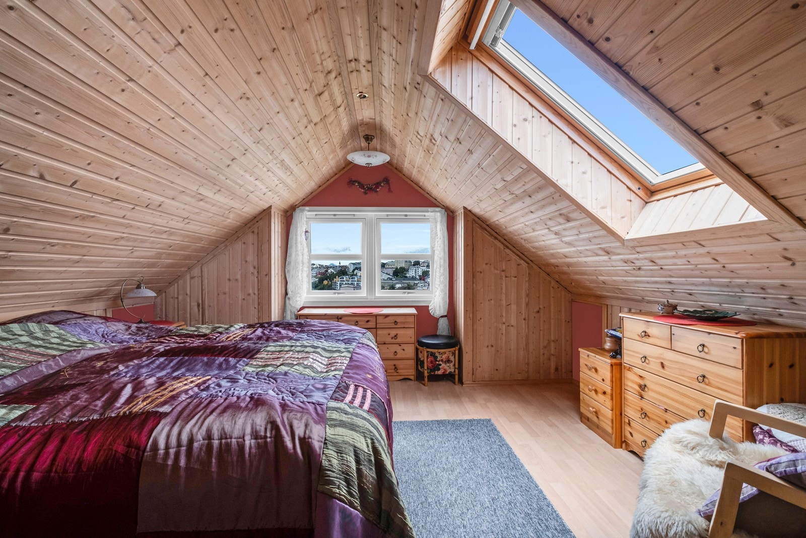 Soverom på loft med fantastisk utsikt mot sundet og Kirklandet (innredning av loft er ikke omsøkt og godkjent, og dertil ikke godkjent som oppholdsrom) Galleribilde