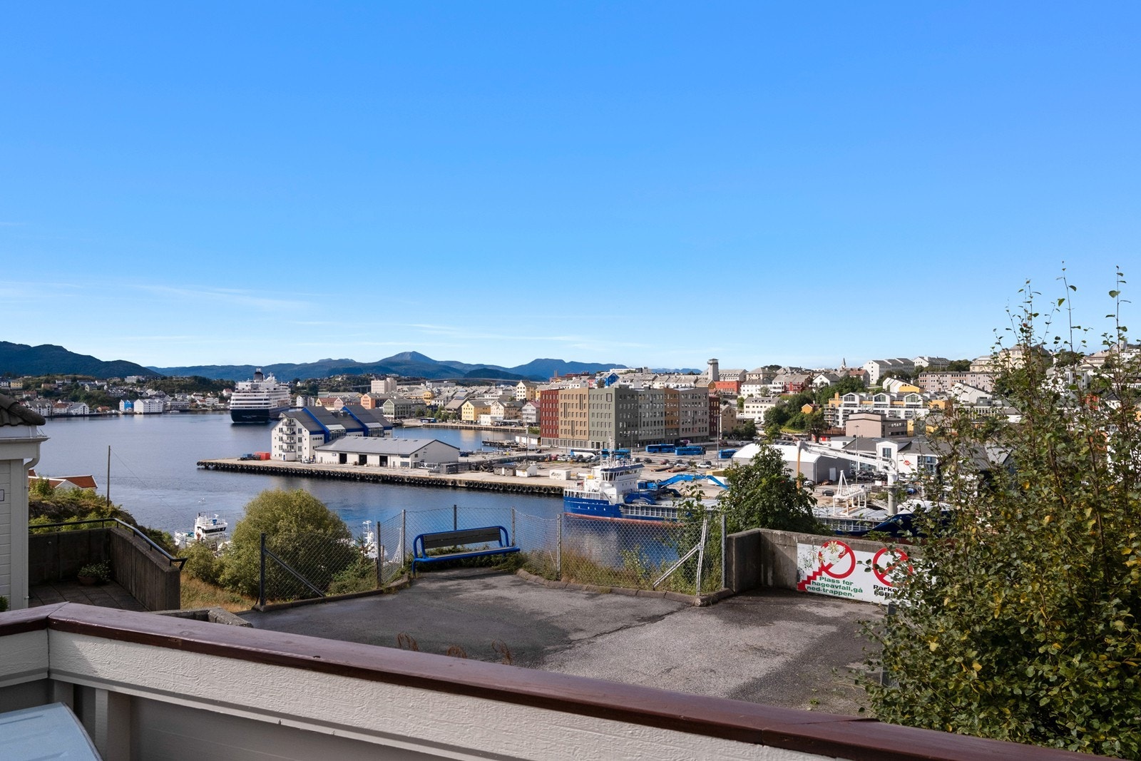 På verandaen kan man nyte sommersolen og utsikten samtidig. Galleribilde