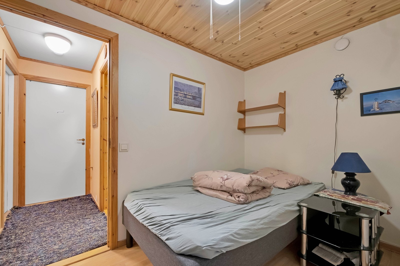 Soverom i sokkeletasjen. (Rommet var godkjent som soverom etter regelverket som gjaldt ved søknad om bruksendring, men oppfyller ikke dagens krav i TEK17 til dagslys og rømningsvei.) Galleribilde