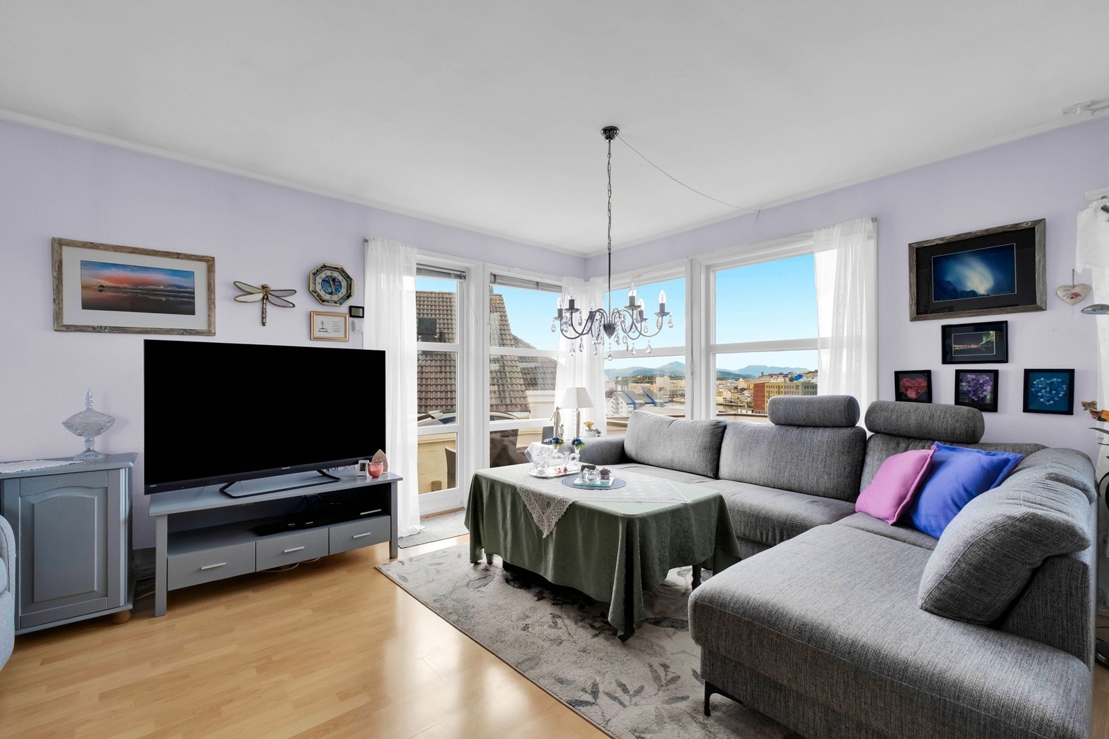 Stue med utgang til veranda og store vinduer som slipper utsikten inn i rommet. Galleribilde