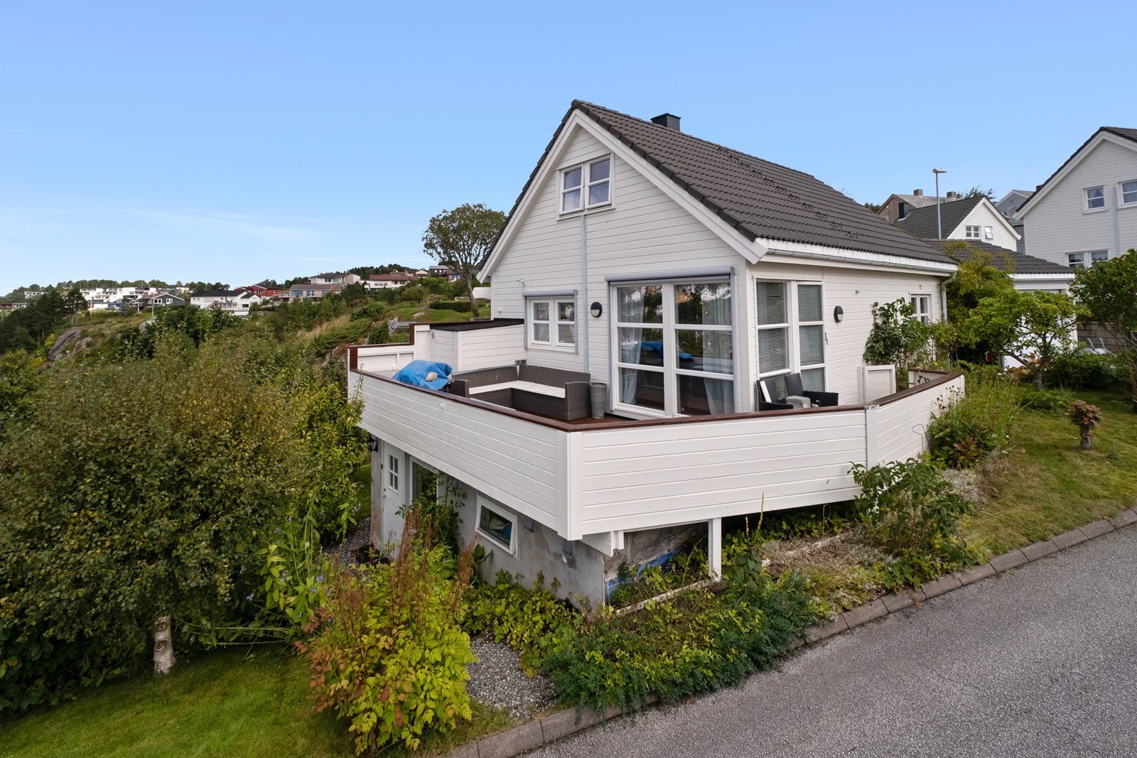 Fasade sørvest, med inngang til leilighet i sokkeletasjen under veranda. Galleribilde