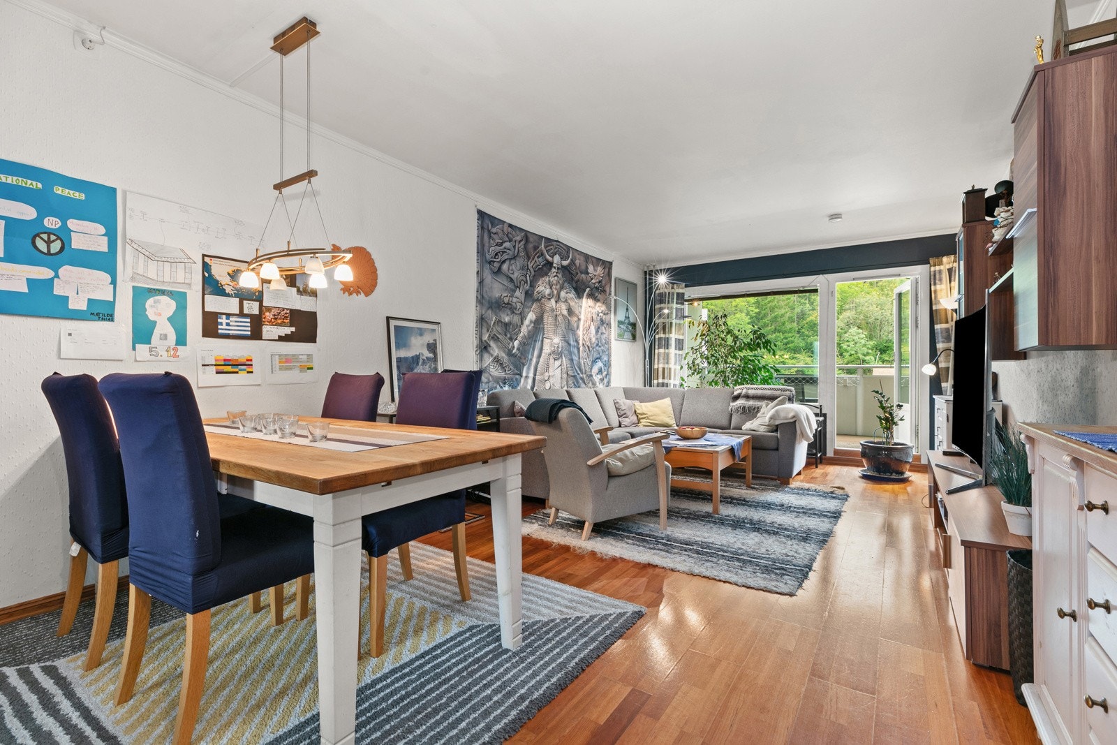 Stuen har utgang til fin balkong Galleribilde