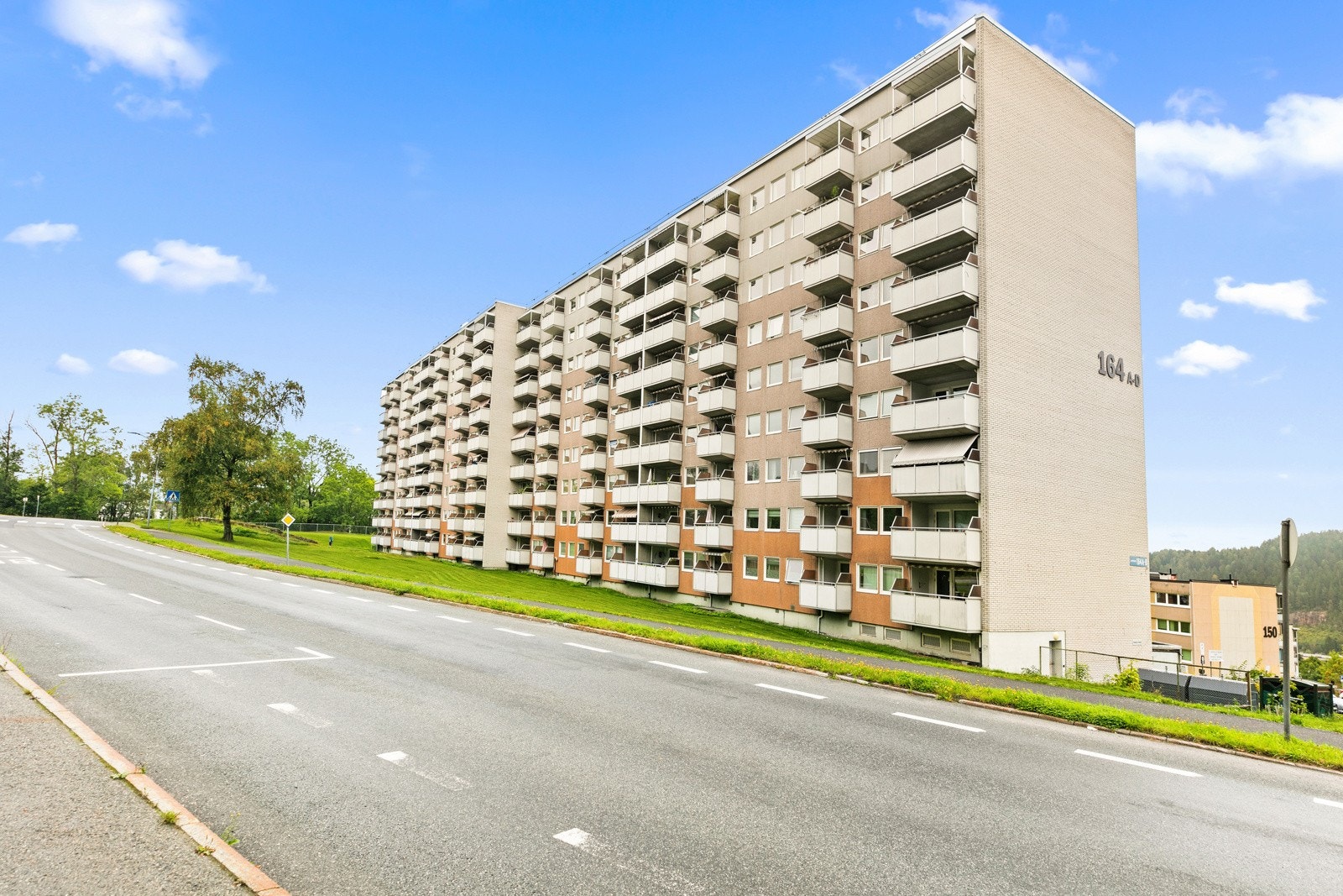 Boligen sett fra veien Galleribilde