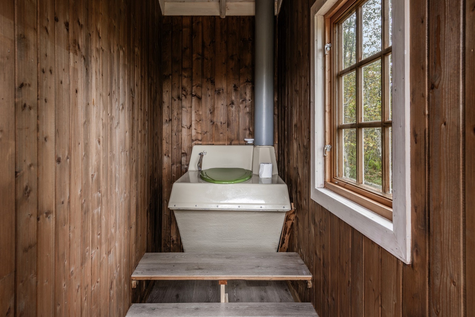 Utedo i uthusets høyre rom - manuell tømming. Galleribilde