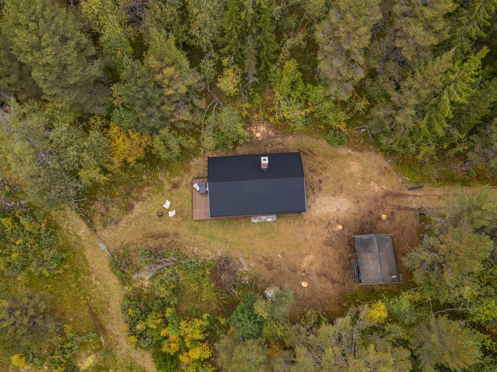 Fine skimuligheter for små barn som vil lære å gå på ski rundt hytta Galleribilde