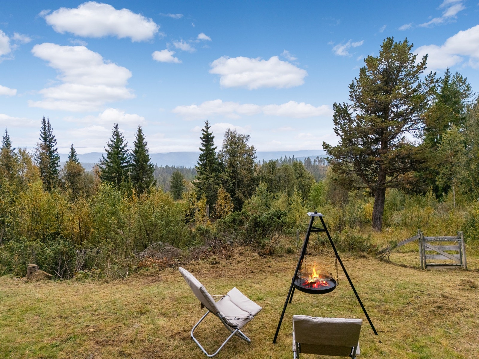 Fra uteområde ellers på tomten kan man nyte flott utsikt mot omkringliggende fjellområde Galleribilde