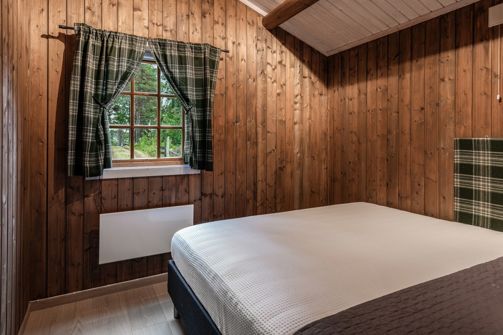 Hovedsoverom med dobbeltseng - 180cm. Denne medfølger i salget. Galleribilde