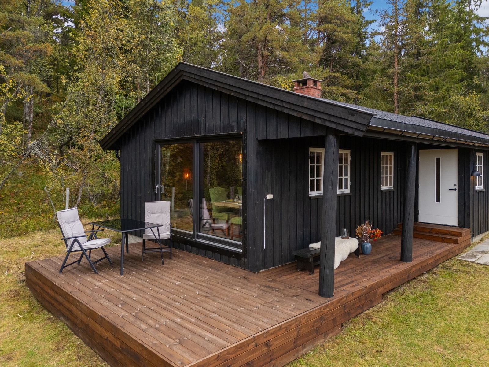 Terrasse utenfor stue/spisestue/kjøkken Galleribilde