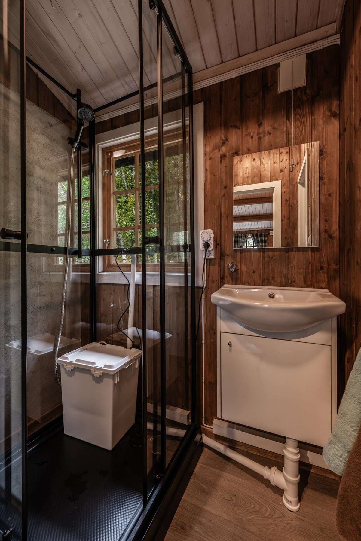 Dusjrom med dusjkabinett. Vann må bæres inn - dunk i dusj med el.pumpe. Galleribilde