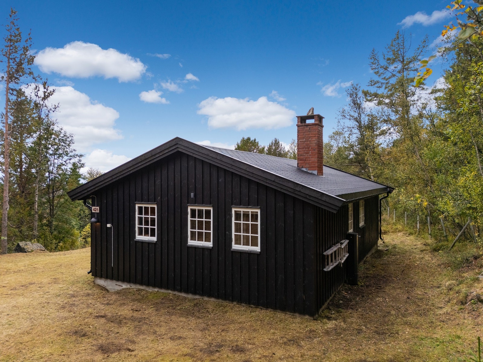 Stikkontakt på vegg ved biloppstillingsplass (16A). Galleribilde