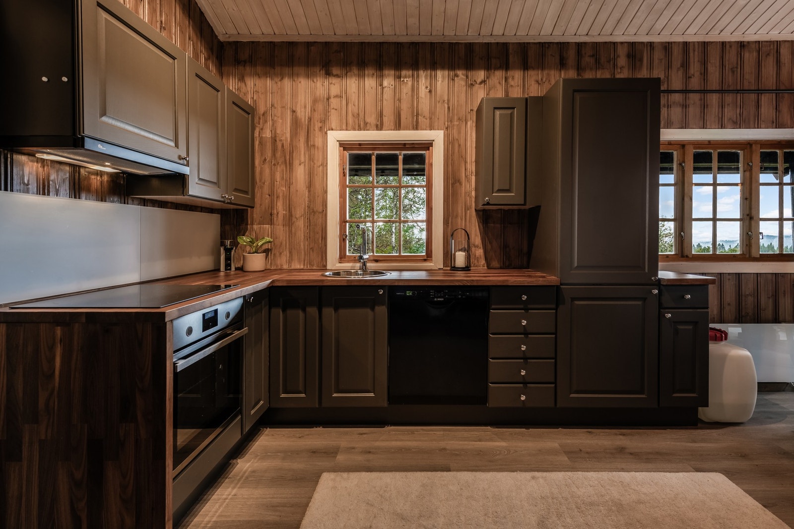 60 L vanndunk i plast med el. pumpe på kjøkken. Det er ikke tillatt med innvendig vanndunk større enn 25 L da det ikke er godkjent avløpsanlegg. Galleribilde