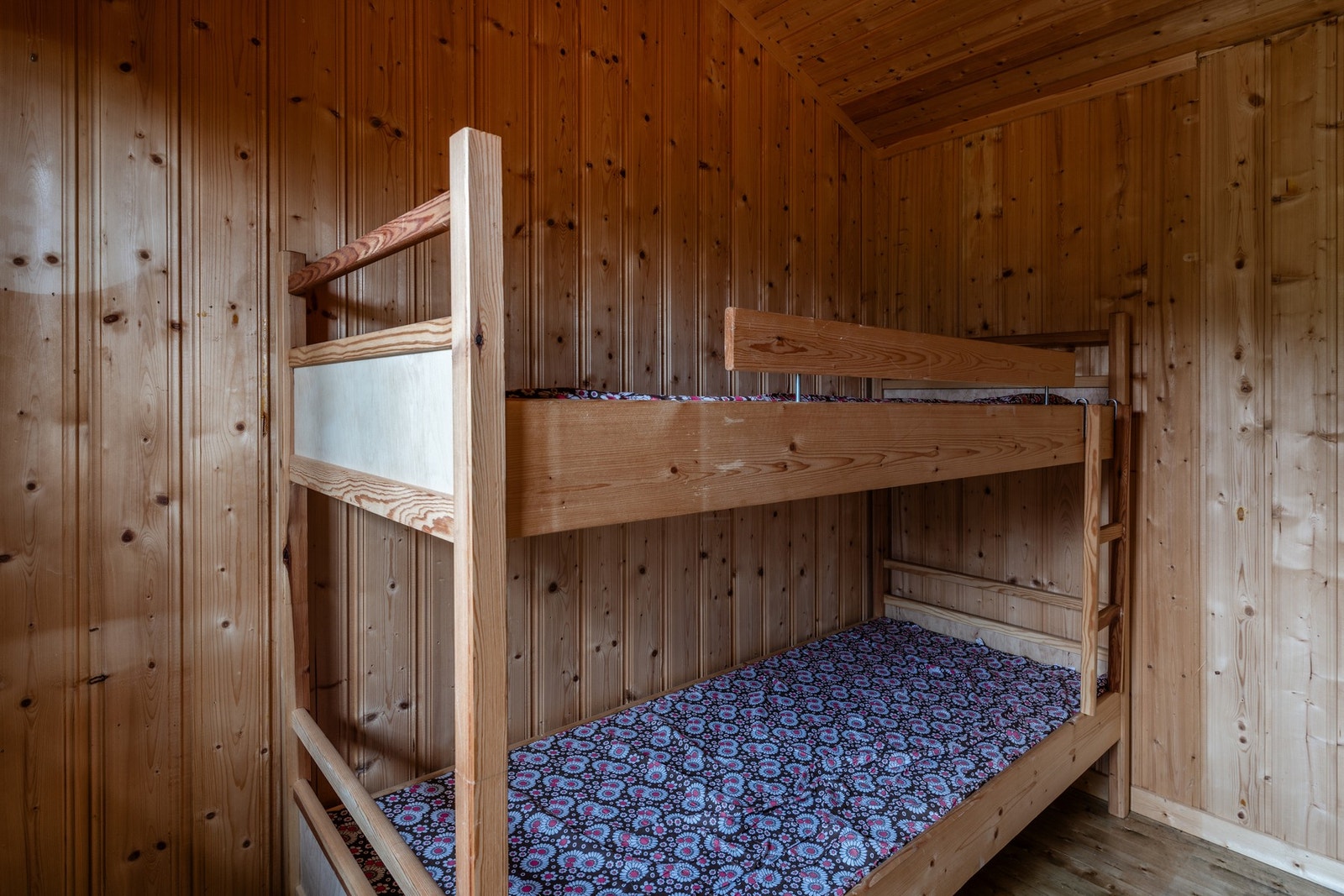 Uthusrom med køyeseng. Dette rommet er ikke godkjent for varig opphold og er derfor ikke tillatt å benytte som soverom. Galleribilde