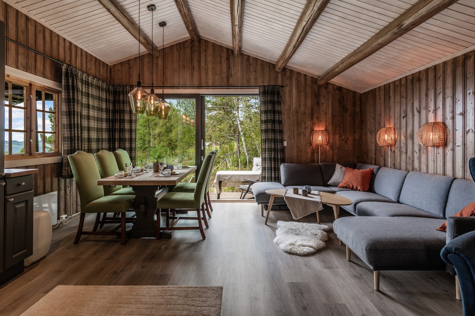 Velkommen inn i stue/spisestue/kjøkken i åpen løsning. Som i gangen er det også app-styrt gulvvarme som gjør det lunt i hytta selv på de kaldeste vinterdager Galleribilde
