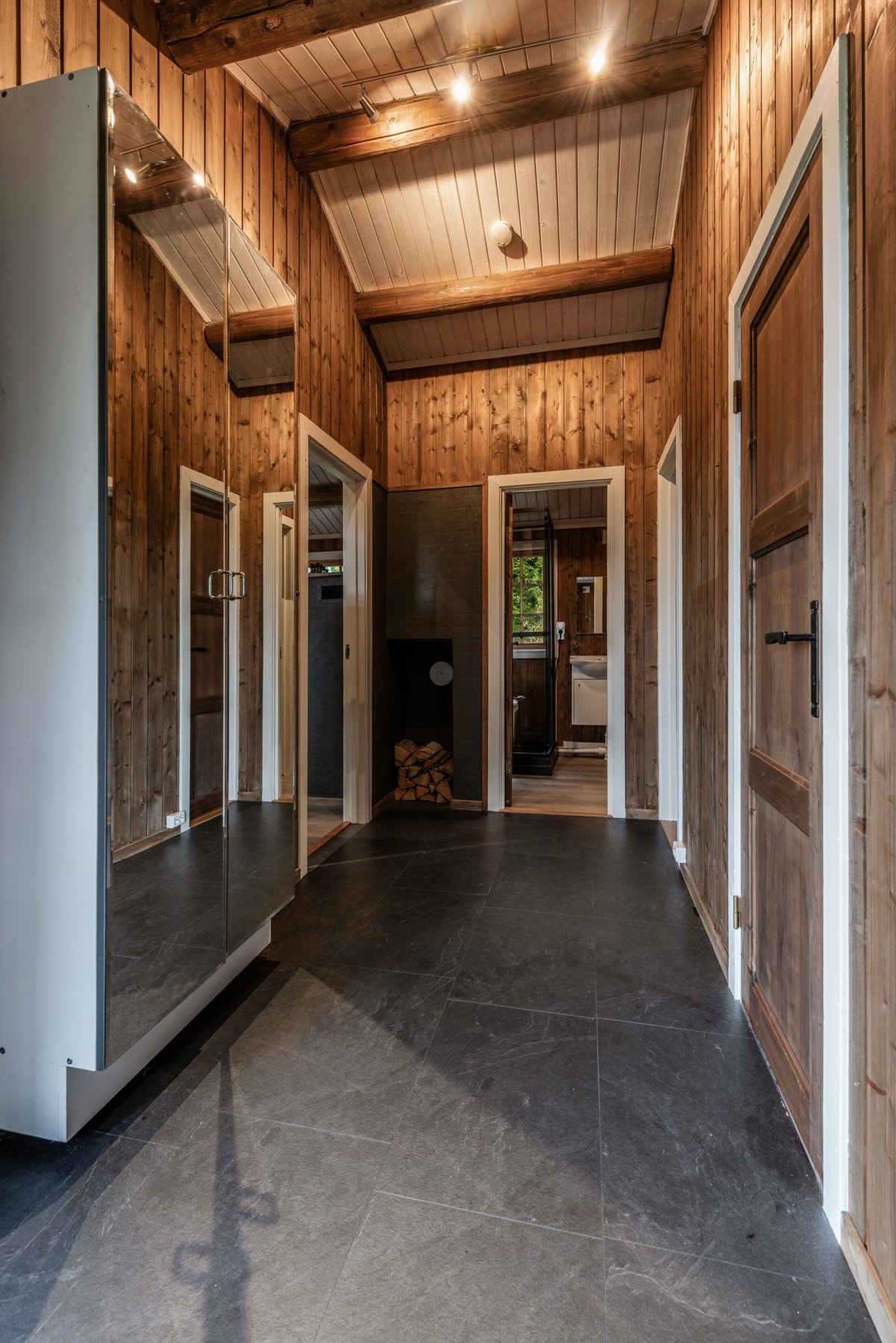 Entré/gang med praktisk garderobeskap. Her er det app-styrt gulvvarme. Galleribilde