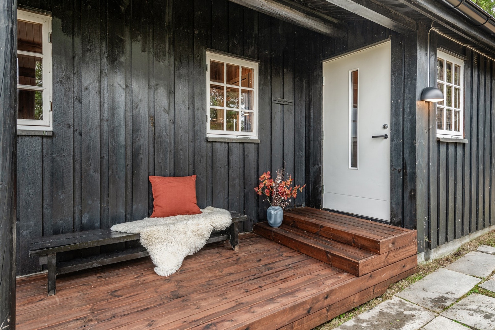 Overbygget inngangsparti med nyere ytterdør Galleribilde