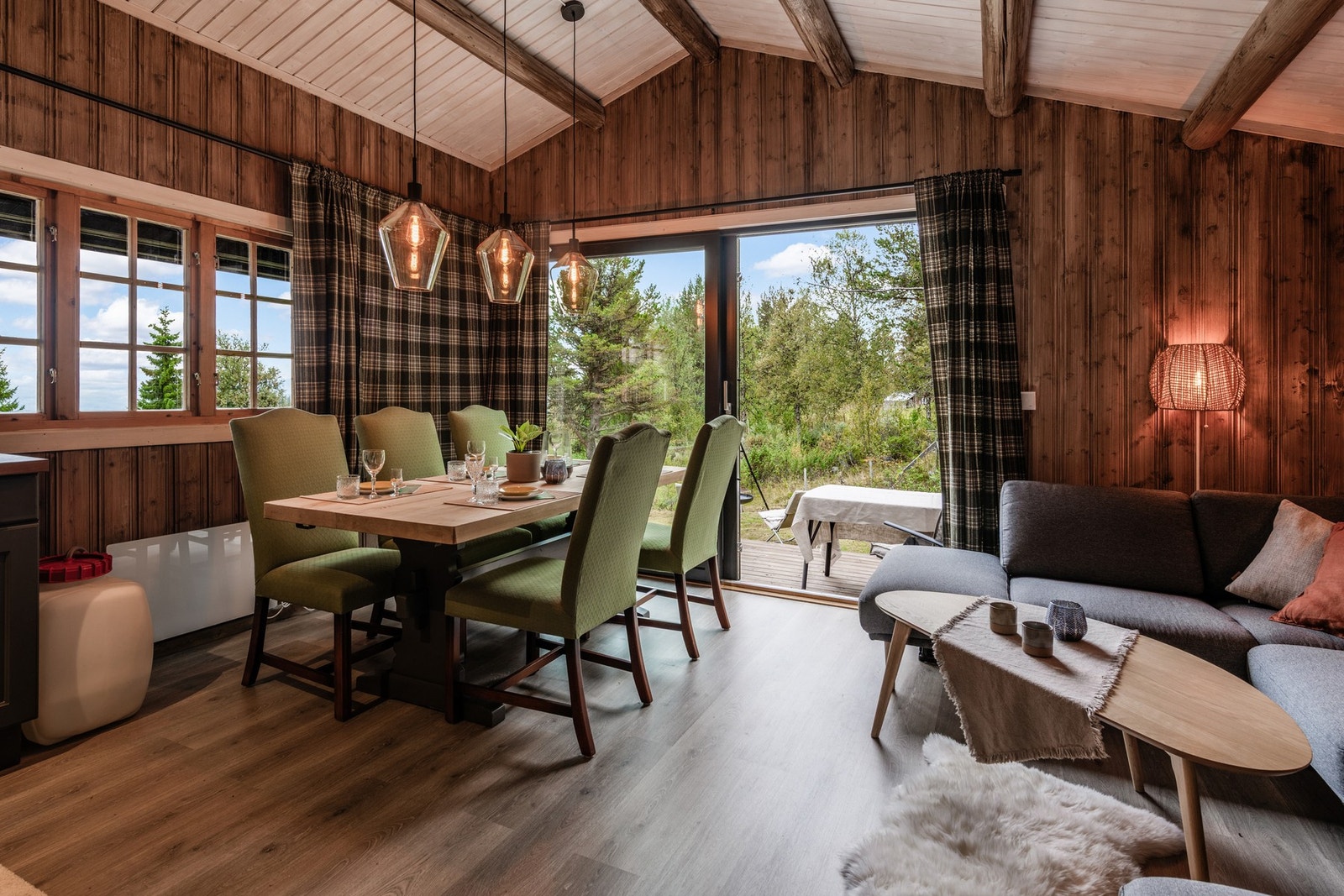 Spisestue i tilknytning til kjøkken og uteområdet. Stor skyvedør leder ut til nyere terrasse og uteplass med gode solforhold og utsikt. Galleribilde