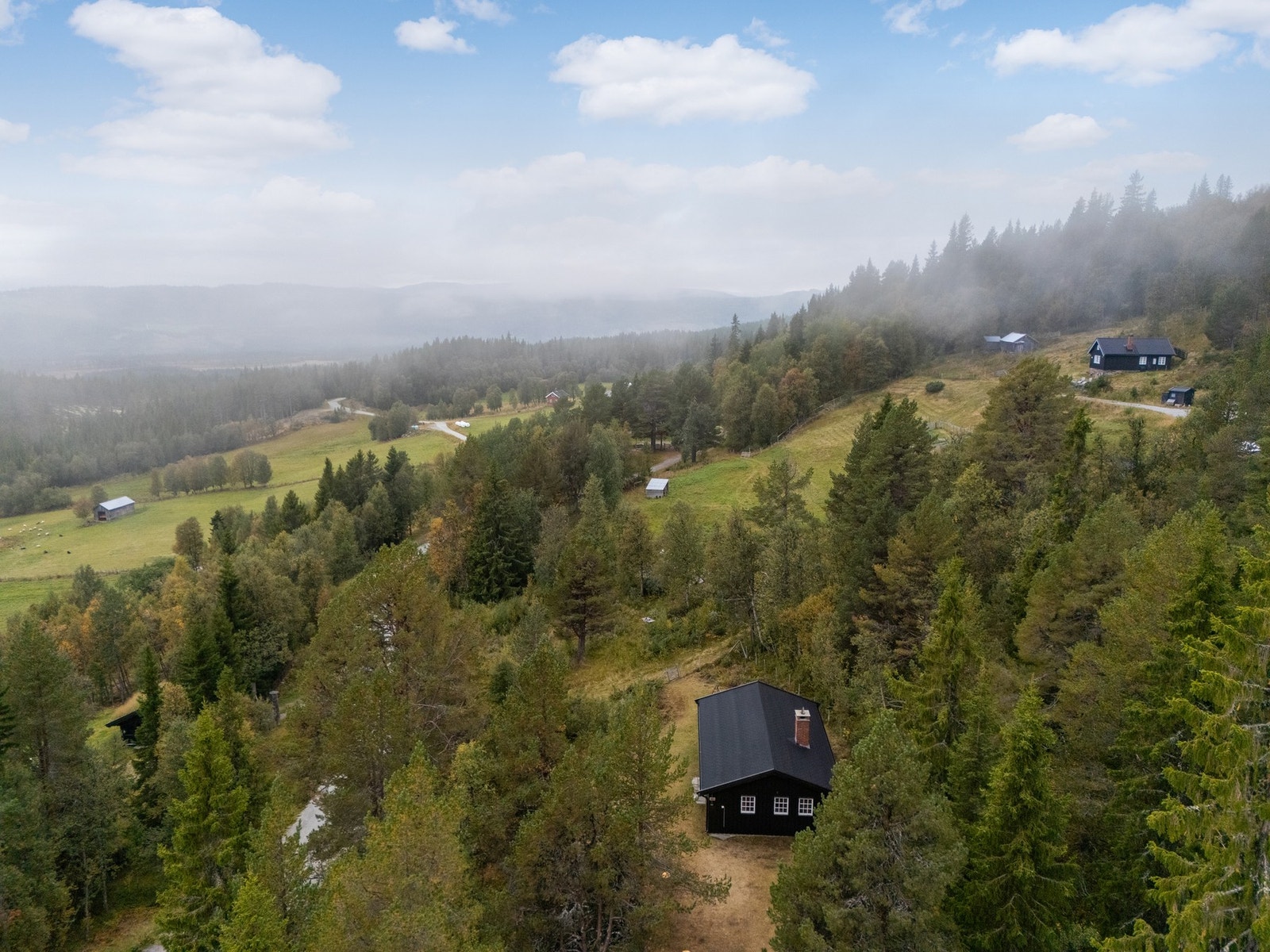 Området er landlig og fritt med spredt fritidsbebyggelse og landbruk. Galleribilde