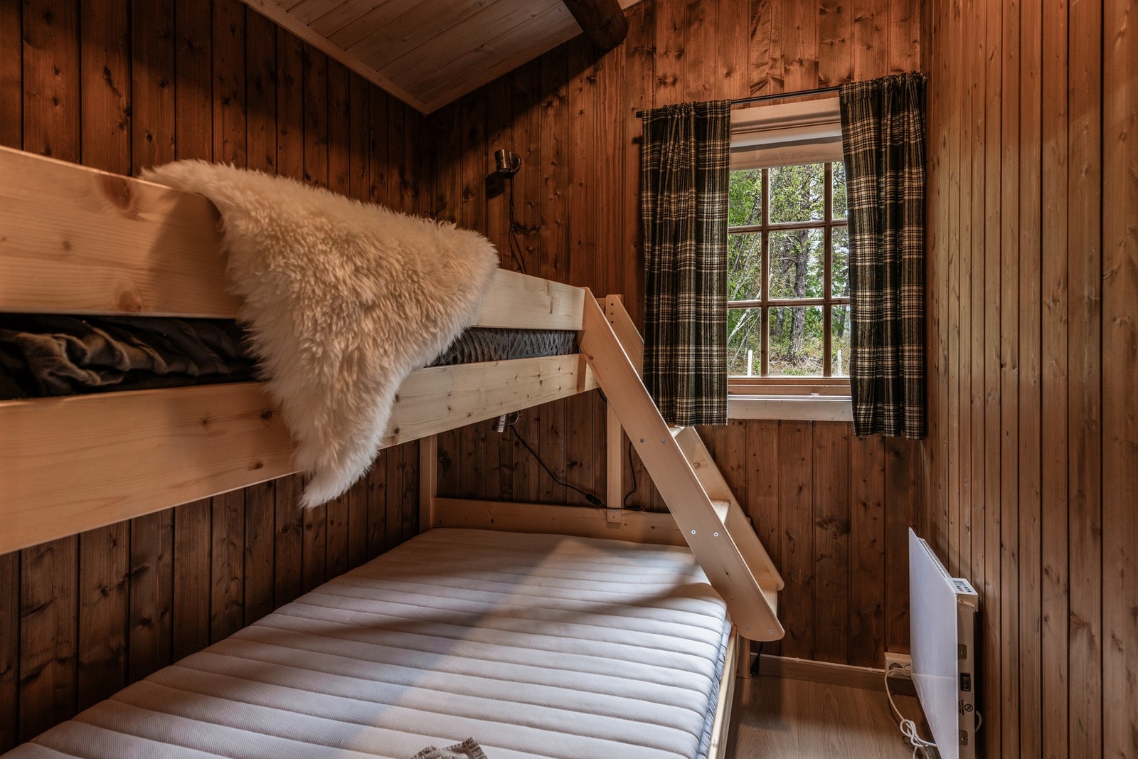 Soverom III. er innredet med familiekøye. 120cm+75cm. Dette rommet ligger innenfor dusjrommet. Galleribilde