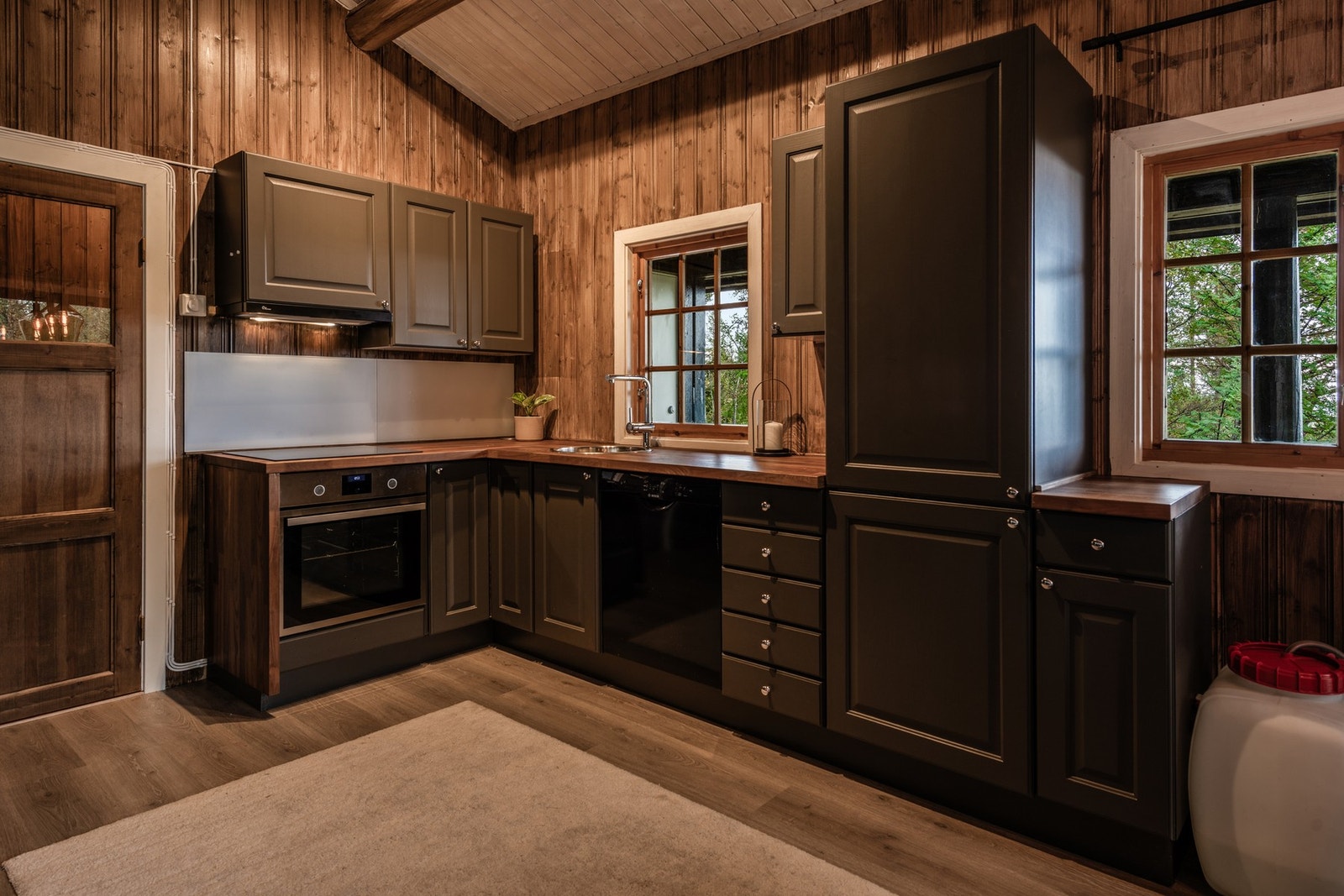 Åpent kjøkken i lune farger. Her er det godt med skapplass i under- og overskap. Integrerte hvitevarer og oppvaskmaskin medfølger. Galleribilde