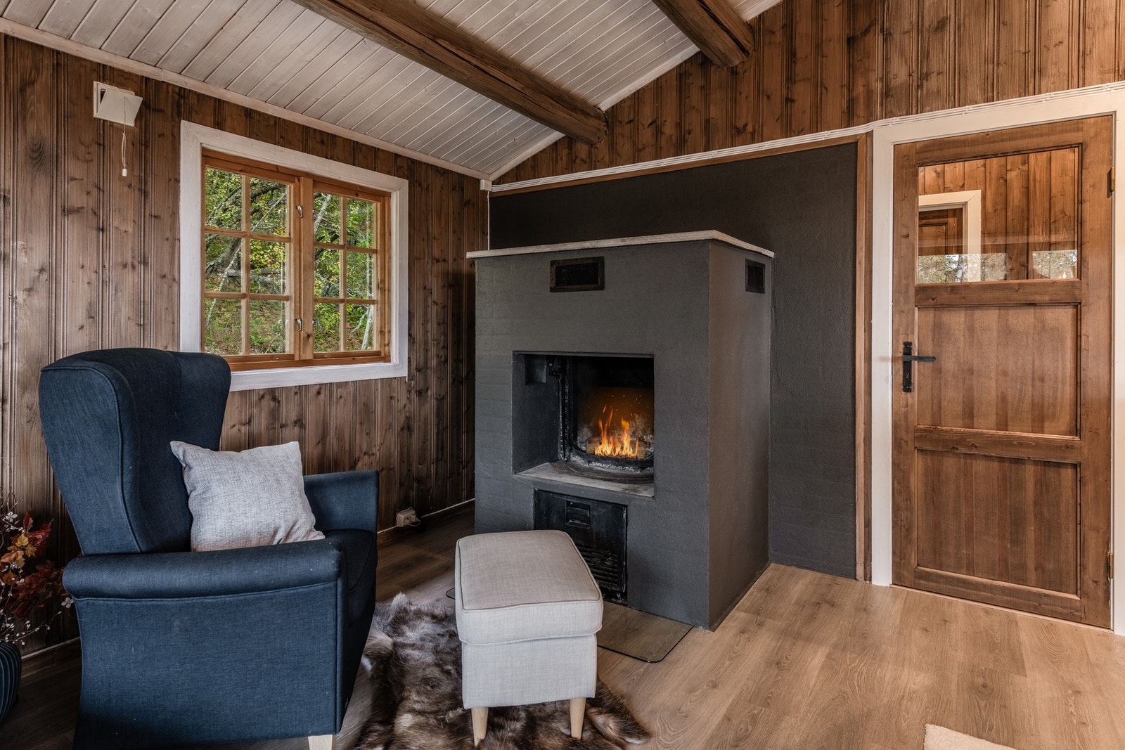 Her er det også plass til en koselig sittegruppe fremfor peisen Galleribilde