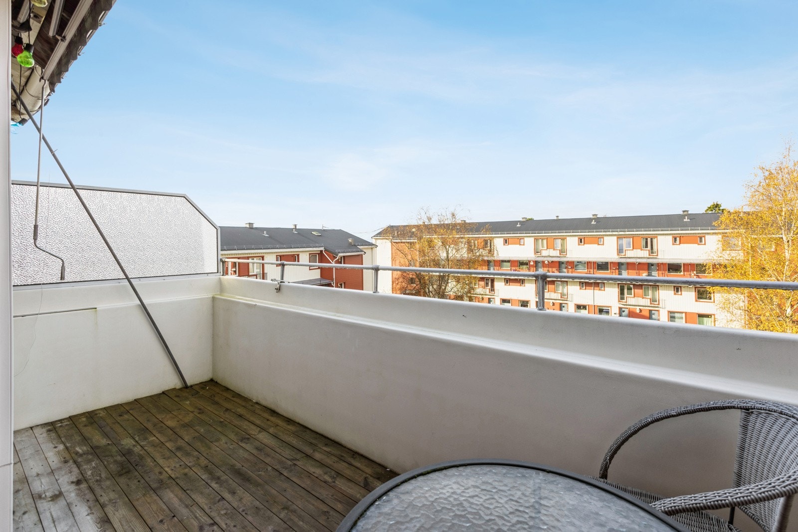Det er markise og fin plass til utemøbler og grill. Galleribilde