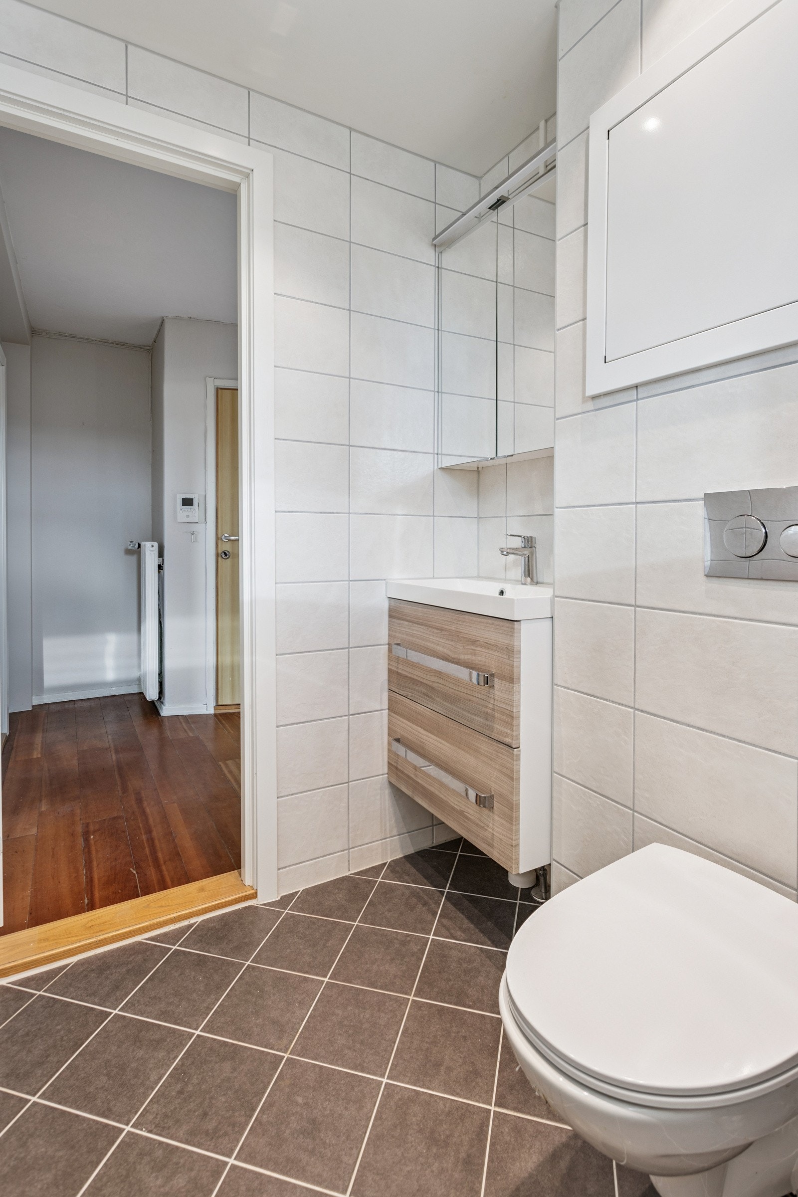Badet er praktisk innredet med vegghengt klosett. Opplegg for vaskemaskin. Galleribilde
