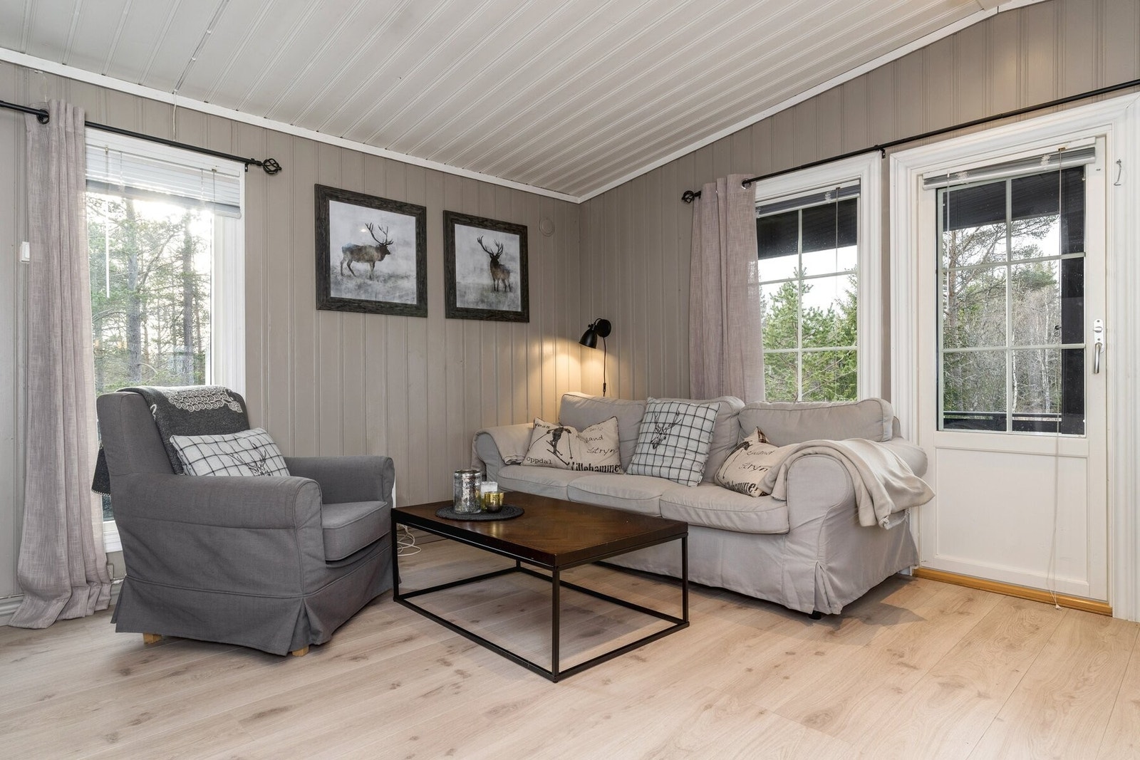 Fra stuen er det utgang til terrasse. Galleribilde