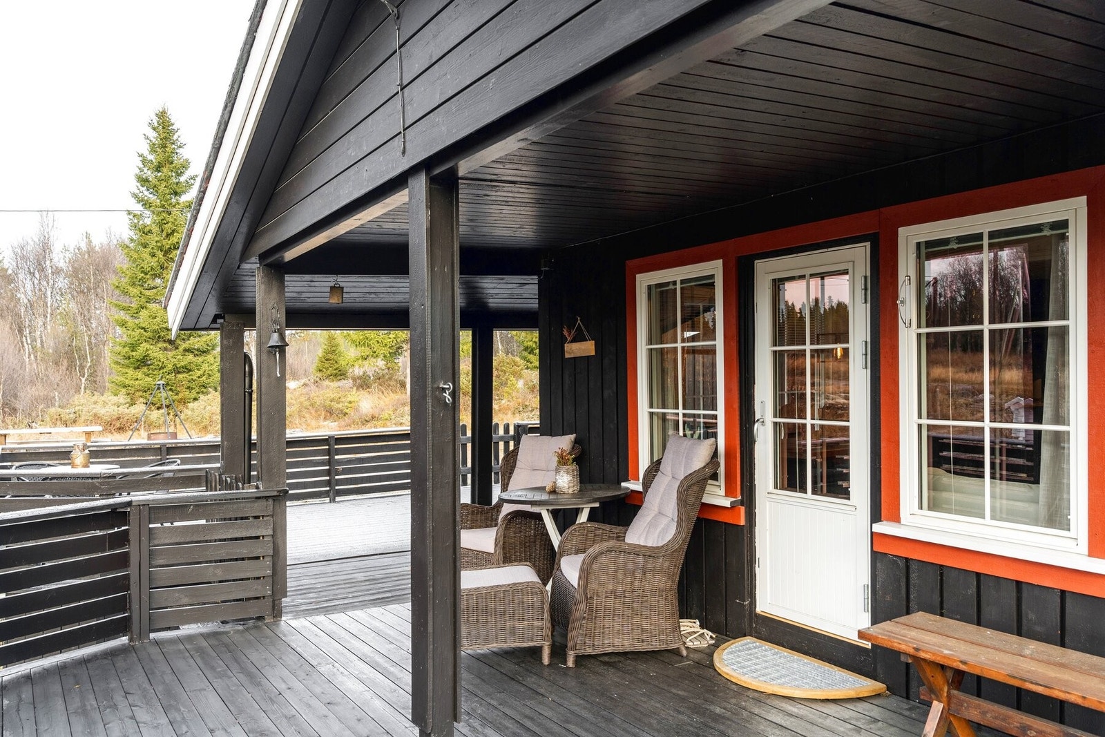 Terrassen strekker seg rundt store deler av hytta og er på hele 98 kvm. Galleribilde