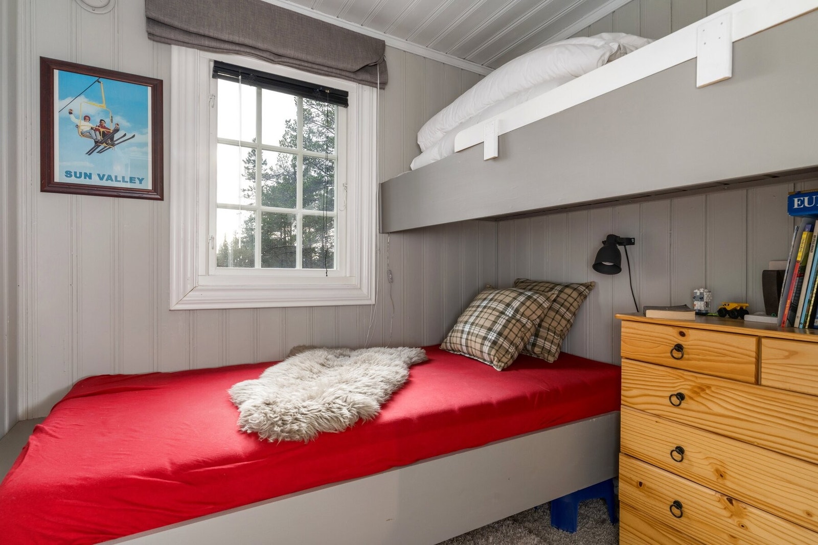Soverom nr. 2 med plassbygd køyeseng. Galleribilde