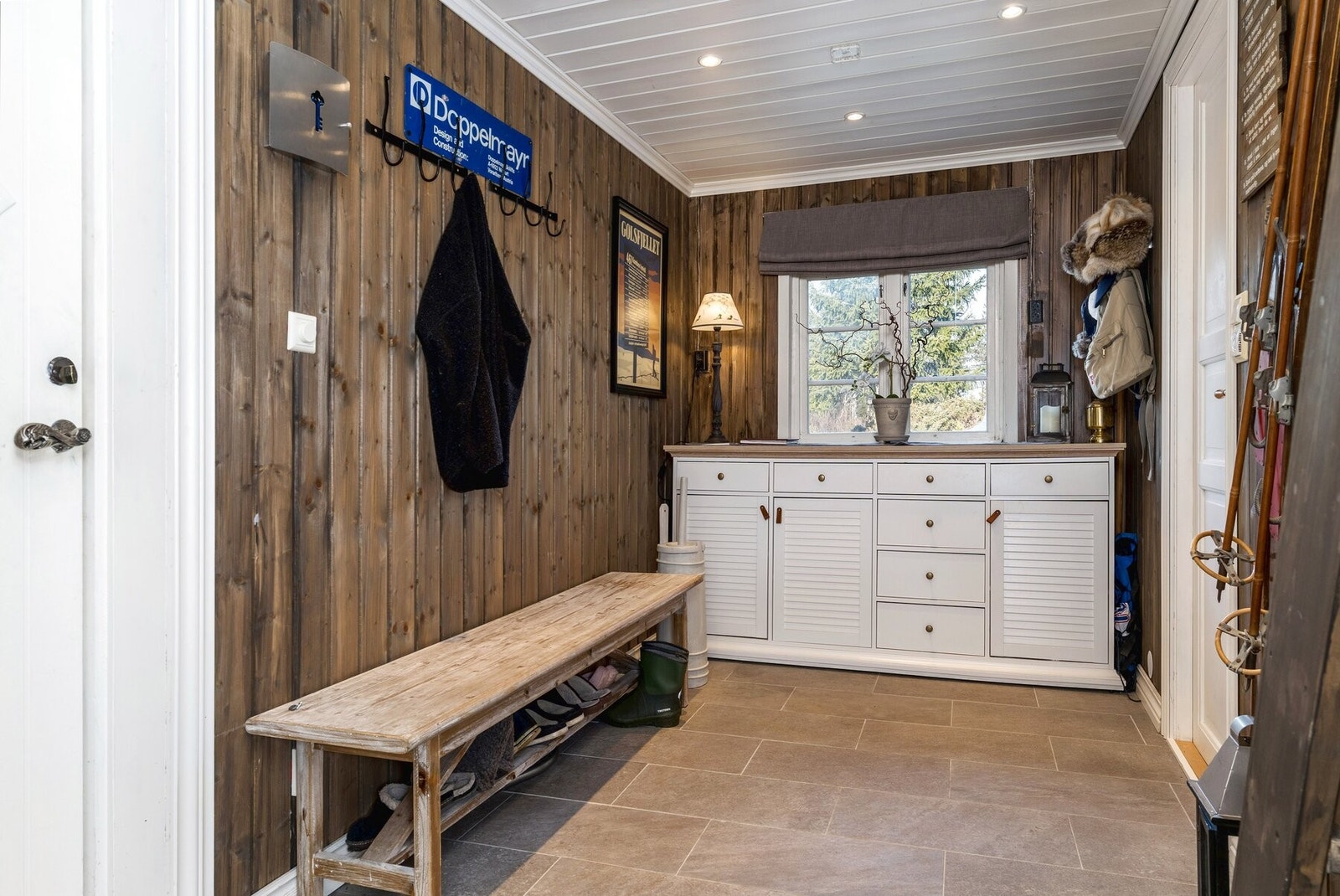 Gangen er romslig og med gode oppbevaringsmuligheter. Galleribilde