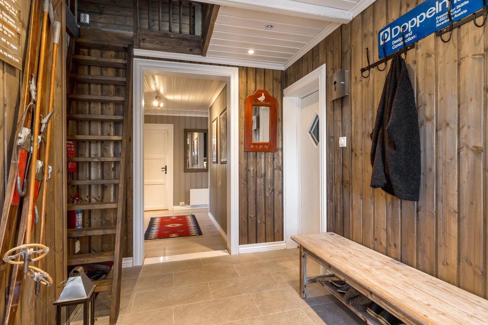 Velkommen inn! Flislagt entré/gang med gulvvarme. Galleribilde