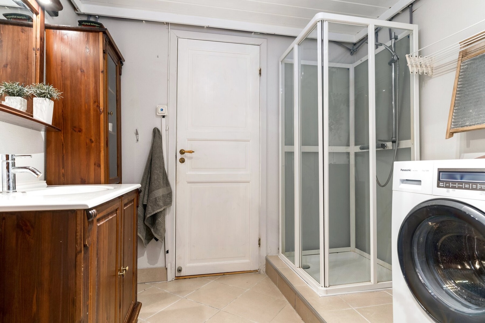 Baderom av god størrelse innredet med servantskap med høyskap, dusj og toalett. Galleribilde